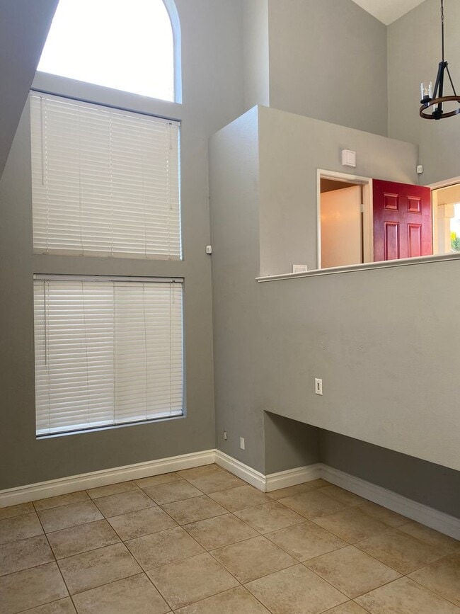 Photo - 823 Viewpointe Ln