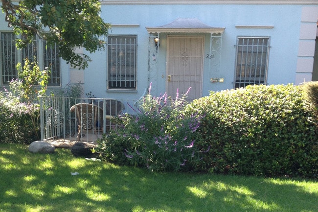 Building Photo - 231 S Poinsettia Pl Unit 231
