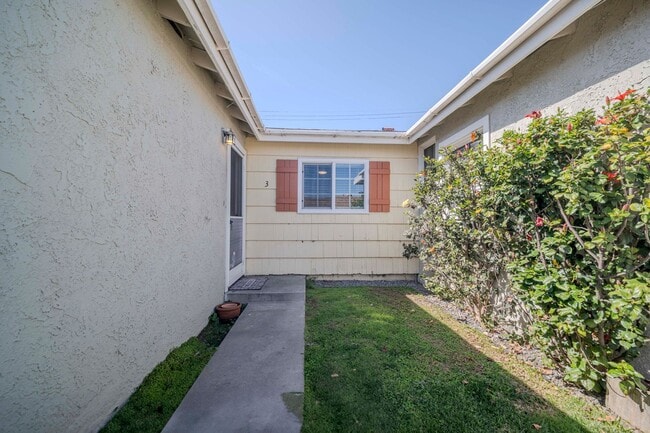 Building Photo - 679 Center St Unit 3