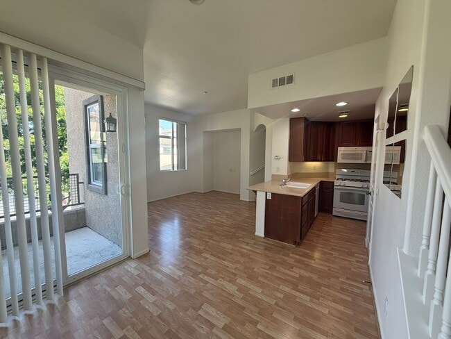 3 bed 3 bath by Cal Sate! - 3 bed 3 bath by Cal Sate! House