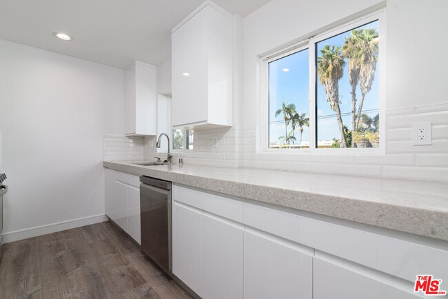 Building Photo - 1310 W Valencia Dr Unit 1306 Rental