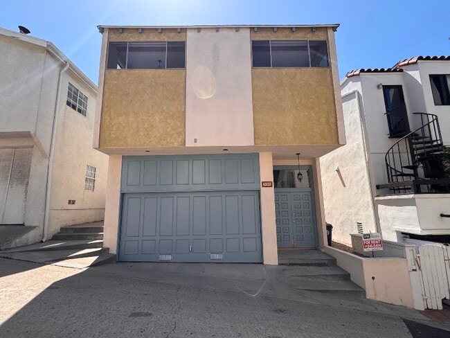 Building Photo - 320 23rd Pl Unit upper