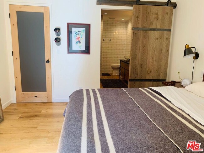 Photo - 950 Kings Rd Unit 353