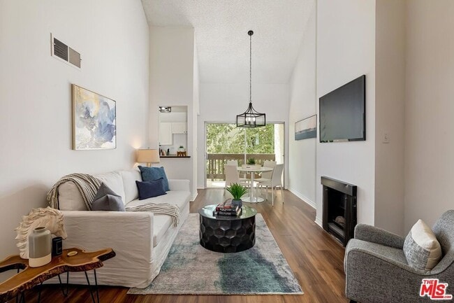 Photo - Beautiful 1 bed 3rd floor (top) condo in lakeside community in Culver City