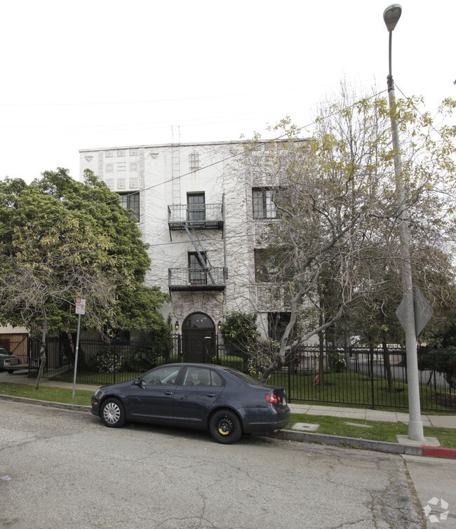 Building Photo - 1756 Tamarind Ave Rental