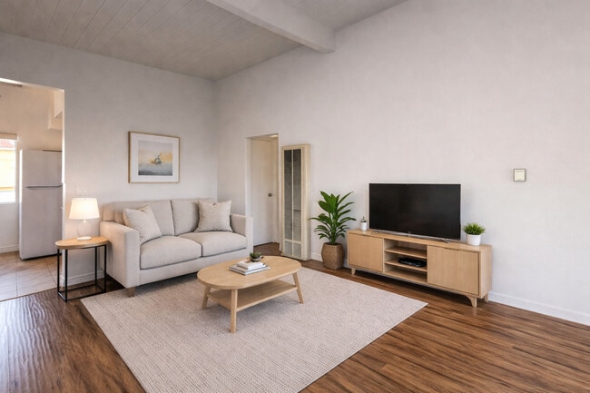 Unit 6 Living room - 1433 25th St