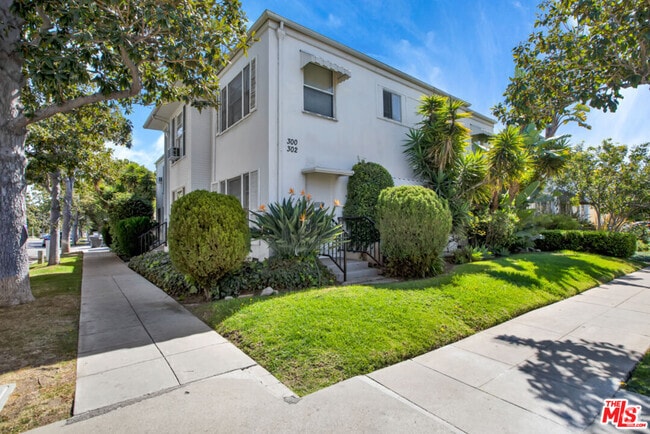 Building Photo - 300 S Doheny Dr Rental