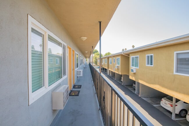 Photo - Reseda Continental Apartments