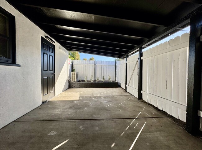 Photo - 919 E Grand Ave