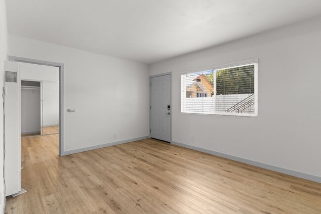 Photo - 1078 E 7th St Unit 04