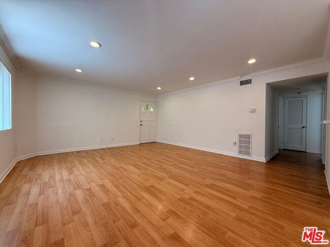 Building Photo - 330 Cameron Pl Unit 1