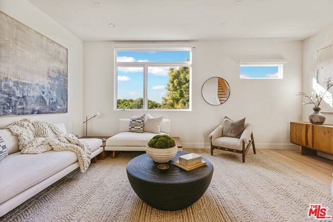 Photo - 3220 S Barrington Ave