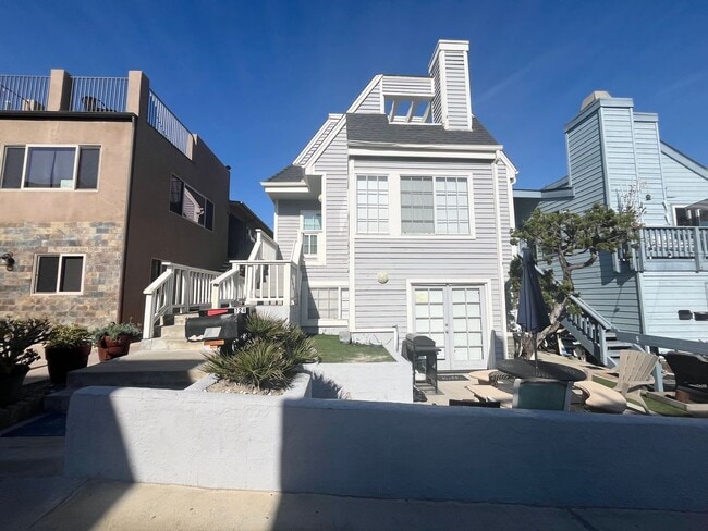 Building Photo - STUNNING 3BD/3BA TOWNHOME LESS THAN A BLOCK AWAY FROM THE BEACH!! 2 CAR TANDEM GARAGE INCLUDED! O...