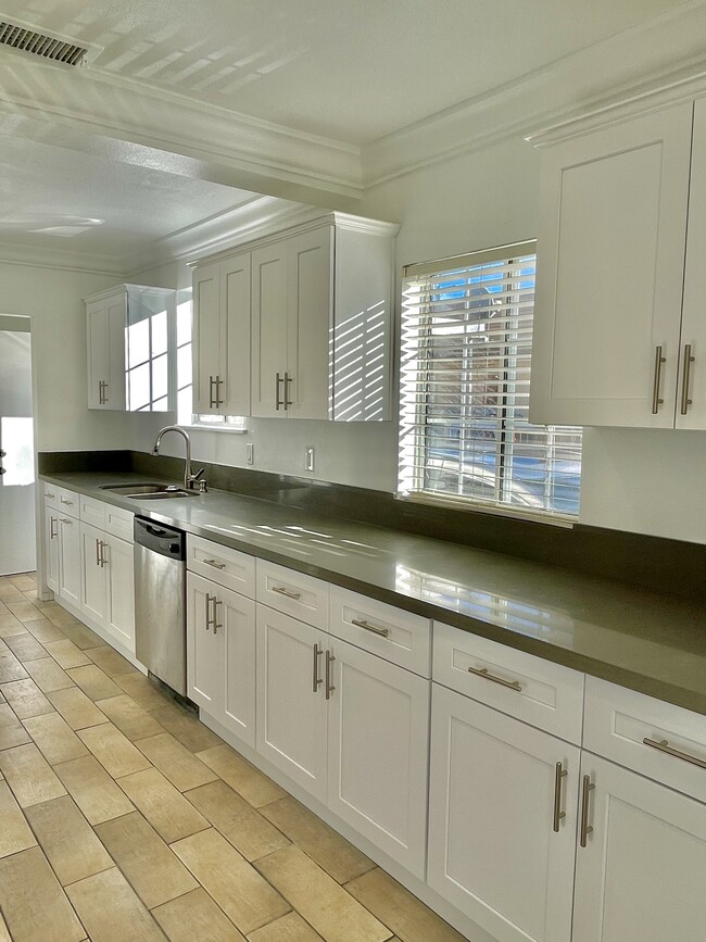 Kitchen - 5016 Enfield Ave