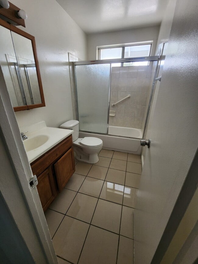 Photo - 615 W 5th St Apartments Unit 3