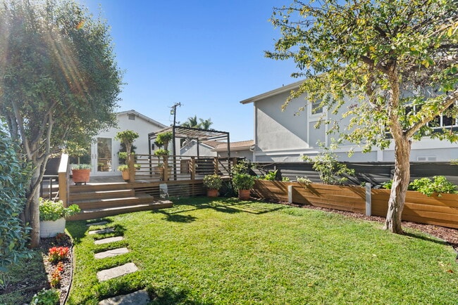 Building Photo - 662 Rosecrans Ave