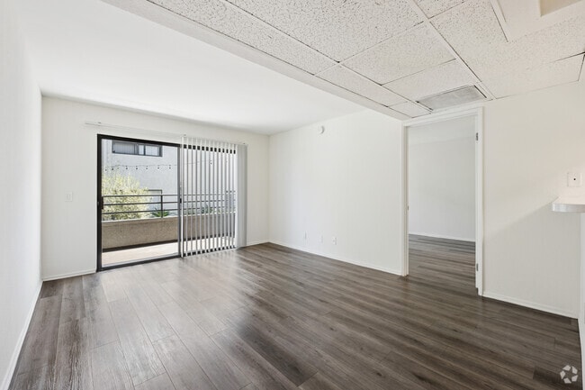 2BR, 2BA - 900SF - Living Room - Campus Crossing Apartments