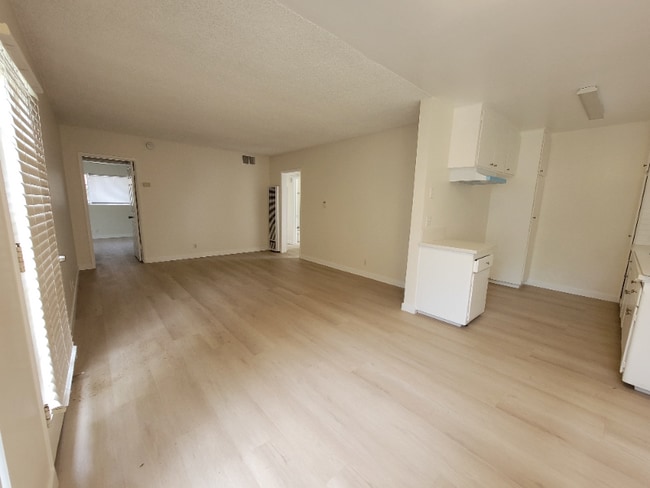 Photo - 13531 Wyandotte St Unit 9