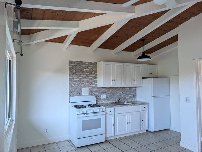Building Photo - 7002 Linda Vista Rd Unit 17