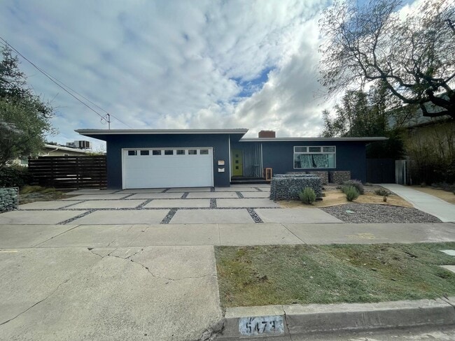 Building Photo - Newly Remodeled with Amazing Views! (Lease...