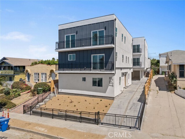 Building Photo - 4511 Rosewood Ave