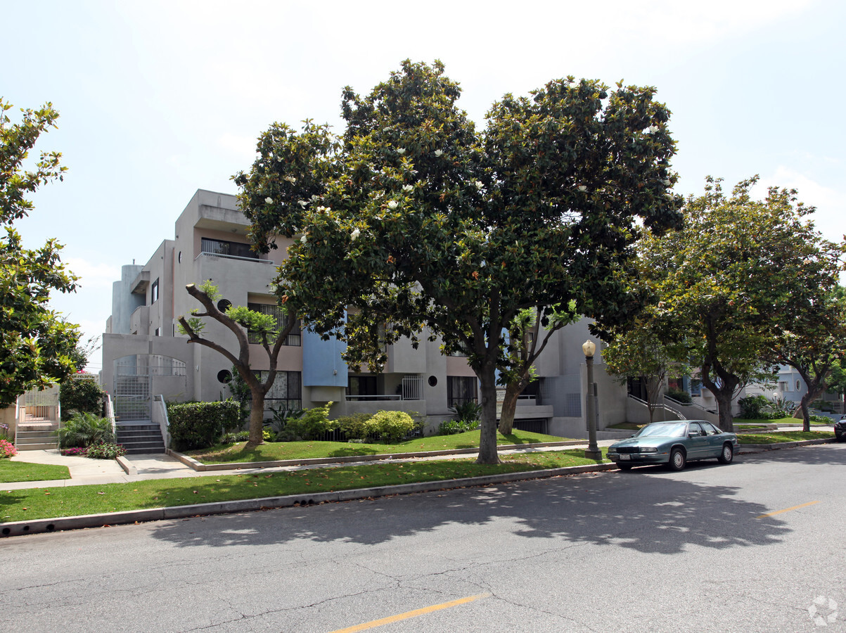 Photo - 550 West Stocker Street Apartments
