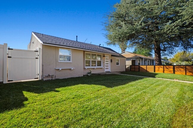 Building Photo - 17434 Saticoy St Rental