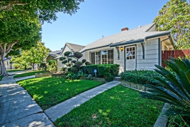 Incredibly Charming & Bright 3BR2BA Home w... - Incredibly Charming & Bright 3BR2BA Home w...