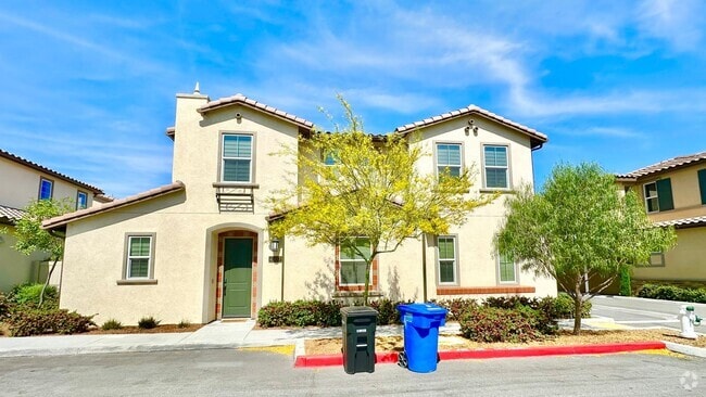 Building Photo - Beautiful Two-Story in the Private and Gat... Rental