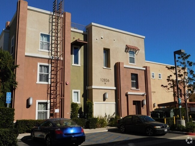 Building Photo - Beautiful Tri Level 2 Bed 2.5 Bath Single ... Rental