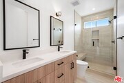 Photo - 728 Robinson St