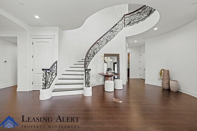 Photo - 5011 Hayvenhurst Ave