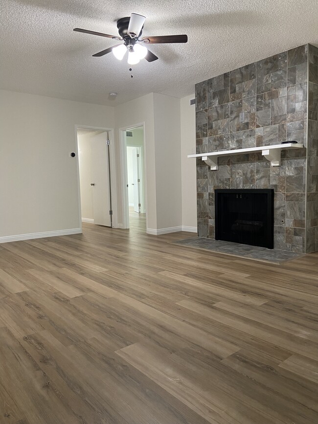 living room - fireplace - 1161 W Duarte Rd Unit 26