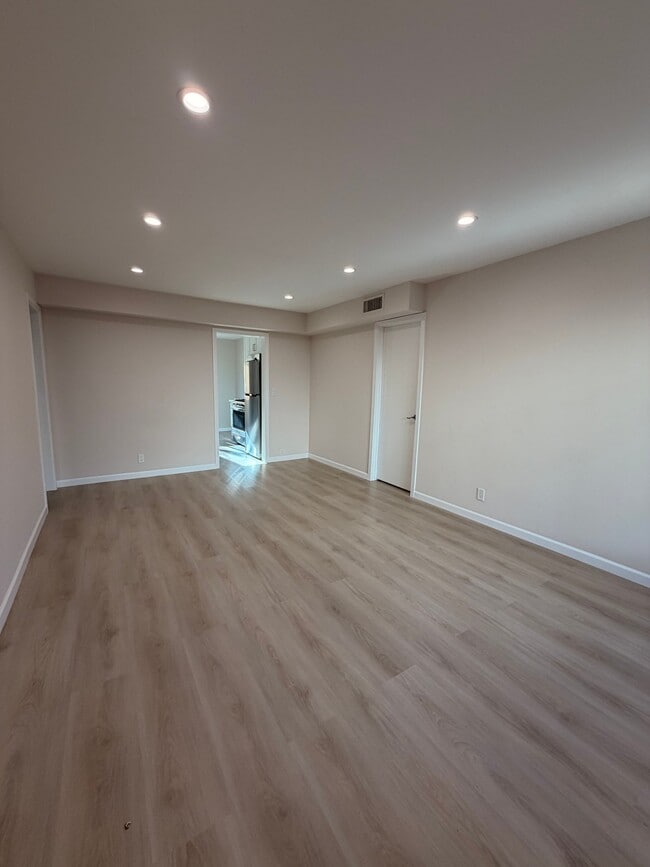 Building Photo - 1134 E Doran St Unit 1