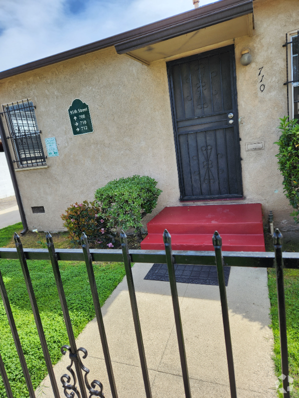Building Photo - 710 W 95th St Unit 710 W 95th St Rental