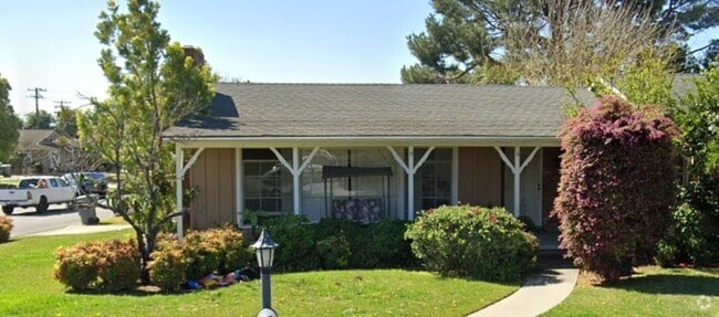 Building Photo - COMING SOON!!!!! 3 bedrooms, 2 bathrooms h... Rental