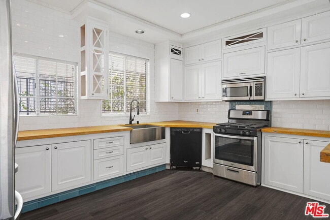 Photo - 850 N Poinsettia Pl Unit 3