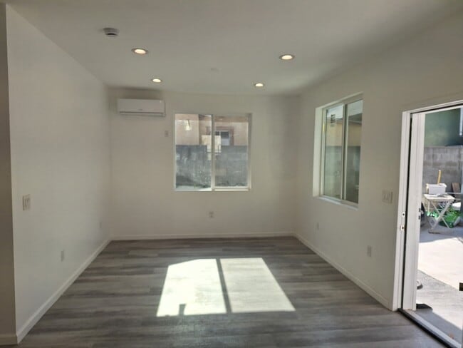 Photo - 729 W 41st St