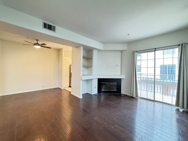 Photo - Bright 2Bd/2.5Ba End Unit w/Water/Sewer/Trash Included In Prestigious Tustin Community!