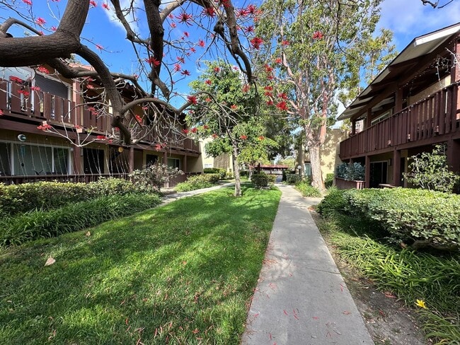 Building Photo - PET FRIENDLY! !Amazing 1 bedroom apartment in Santa Ana!