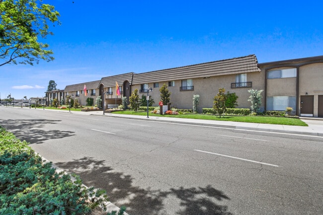 Lakewood Apartments - Lakewood Apartments