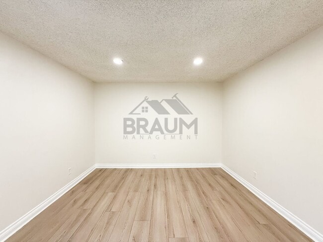 Building Photo - 19401 Haynes St Unit 6