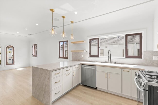 Photo - 341 N Genesee Ave Unit 341