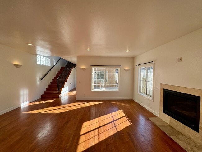 Building Photo - Beautifully Renovated 4 Bed 4 Bath House For Rent In Long Beach!
