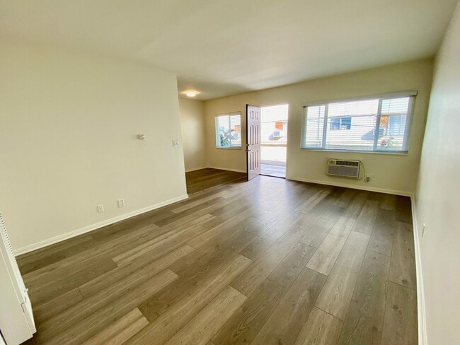 Photo - Beautifully Upgraded 1 Bedroom / 1 Bathroom Apartment Available Now! Unit 4