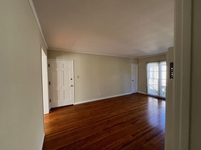 Building Photo - 126 N Maple St