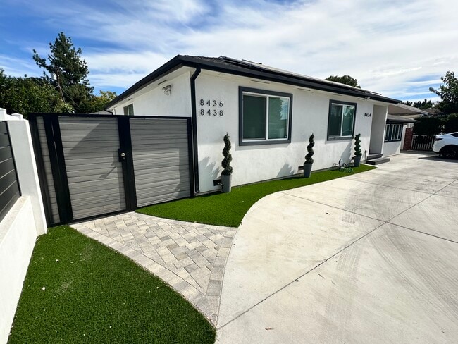 Building Photo - 8436 Oakdale Ave