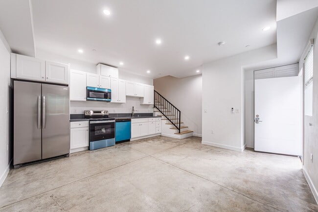 Building Photo - 11841 Runnymede St Unit 11839 1/2