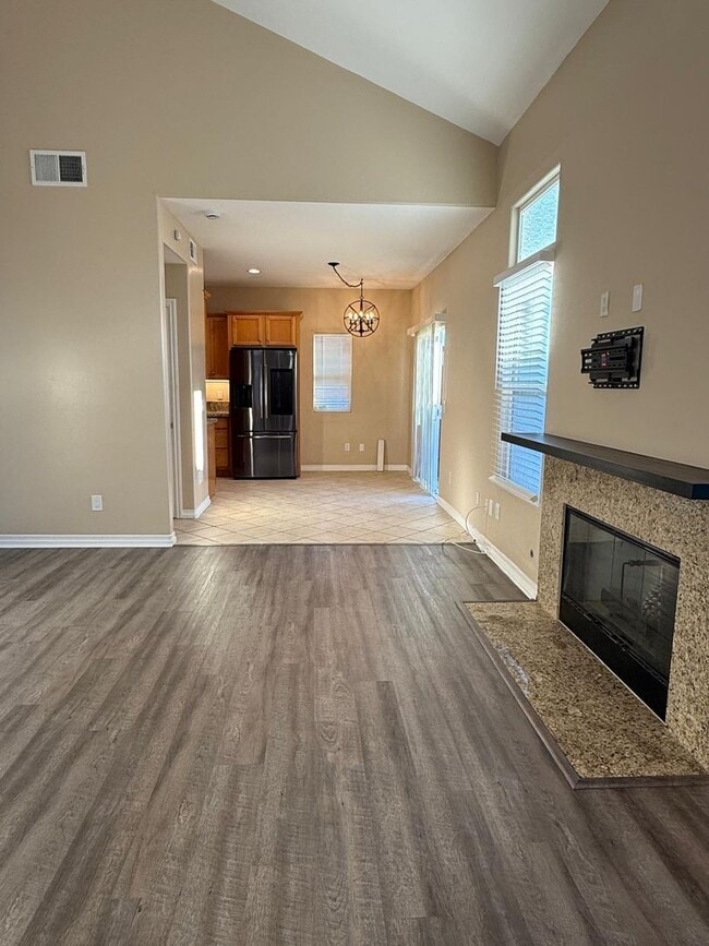 Building Photo - Charming Home Just Minutes from the Beach!