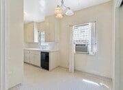 Photo - 5360 Clinton St